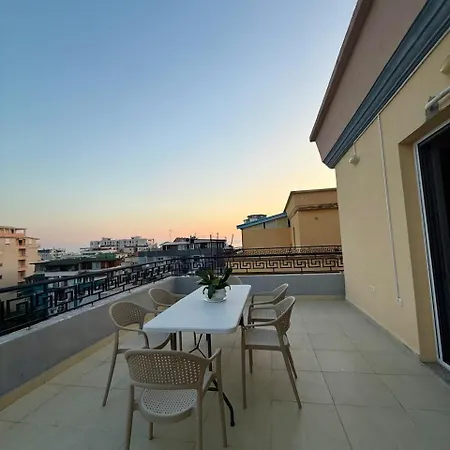 Clint's Seaside Retreat - Modern With Veranda Apartman *